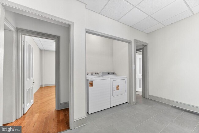 Building Photo - 401 W Broad St