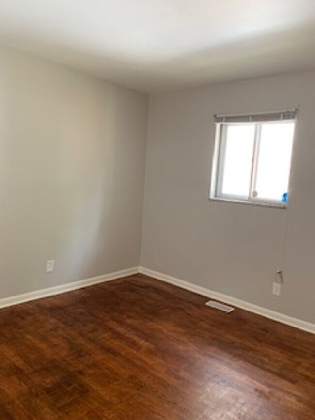 Building Photo - Three Bedroom Home Located Near Burdsal Pkwy and Riverside Dr