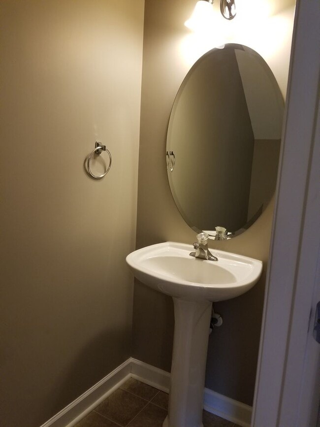 Building Photo - Move in ready close to airport BNA and I40