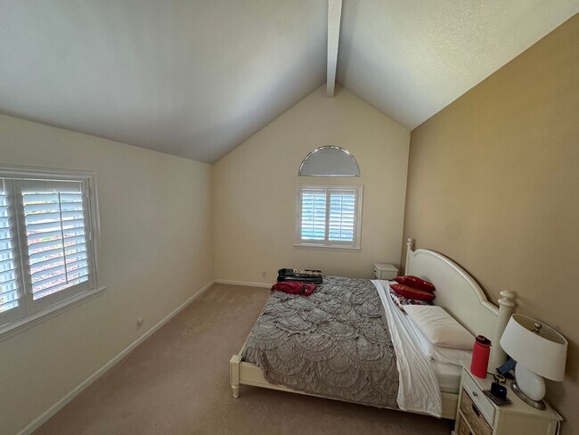 Building Photo - Beautiful 3bd/2.5 bath Townhome