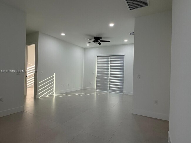 Building Photo - 1144 Mobley St E