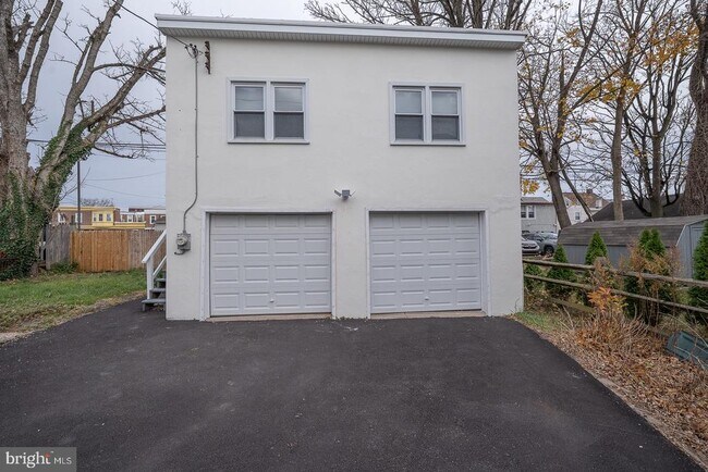 Building Photo - 717 Miller St