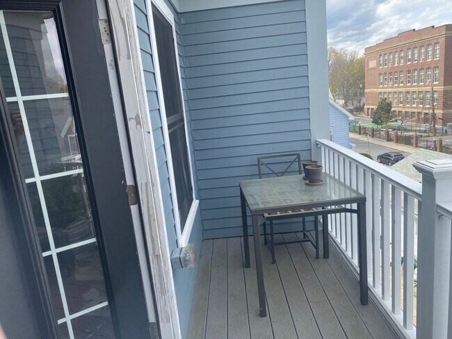 Building Photo - Immaculate 5 bed 3 bath in Lower Allston... Don't miss out..