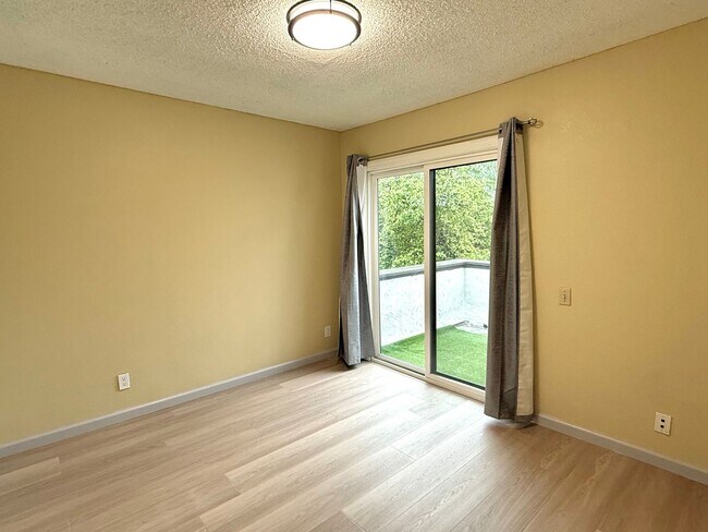 Building Photo - $3490 -- Beautifully Upgraded 3BR Townhome in Northgate