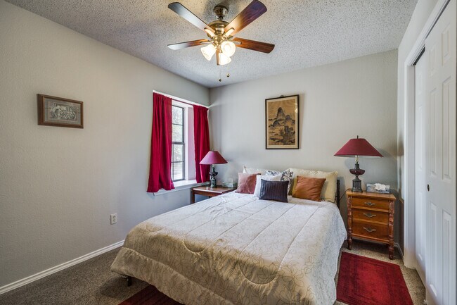 Building Photo - 1027 Hedgestone Dr