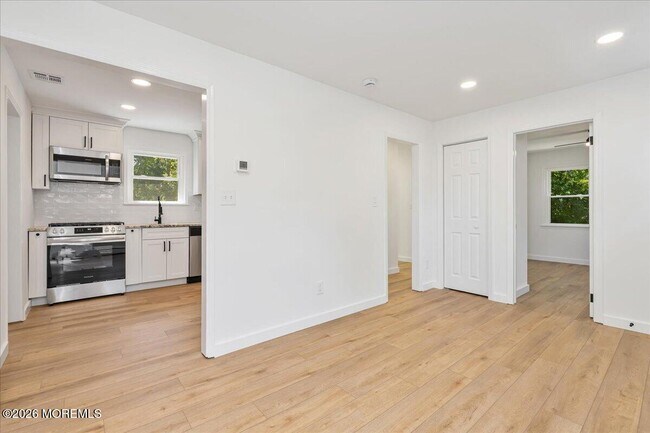 Building Photo - 501 Azalea Dr