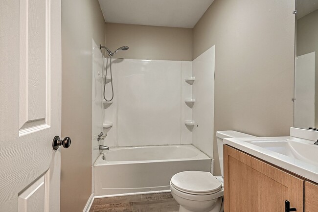 Building Photo - Newly Renovated 2 Bedroom 1.5 Bath Condo l...