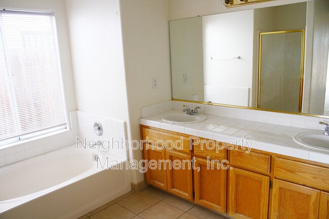 Building Photo - 3574 N State Ave