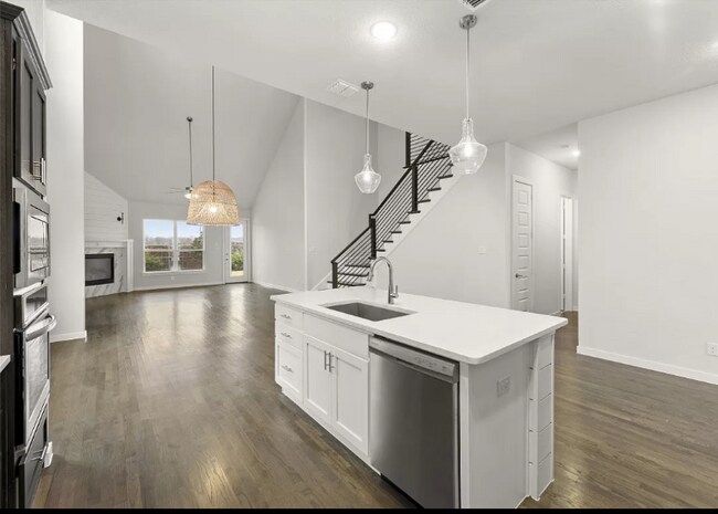 Building Photo - 204 Carmen Oak Ln