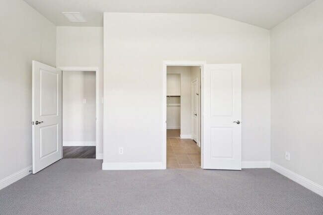 Building Photo - 2113 Gustavus Dr