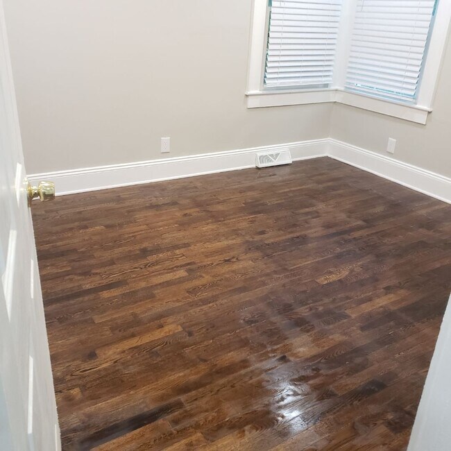 Building Photo - AVAILABLE TO SHOW!