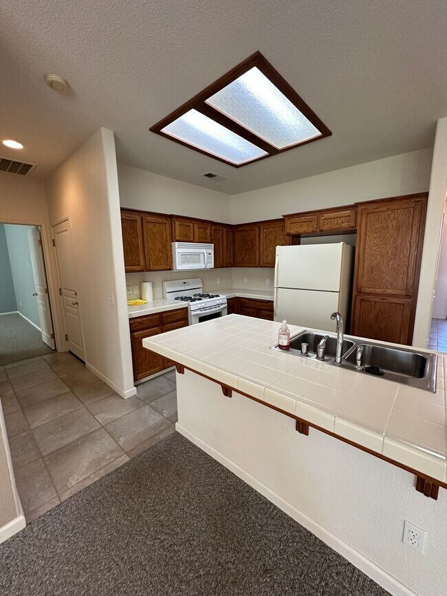 Building Photo - Charming 3 bedroom 2 bathroom home located in Hanford