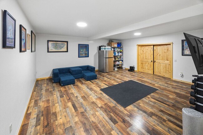 Building Photo - Spacious 6-bedroom, 4.5-bathroom home is i...