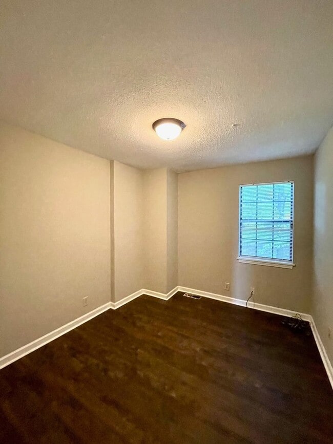 Building Photo - 00401