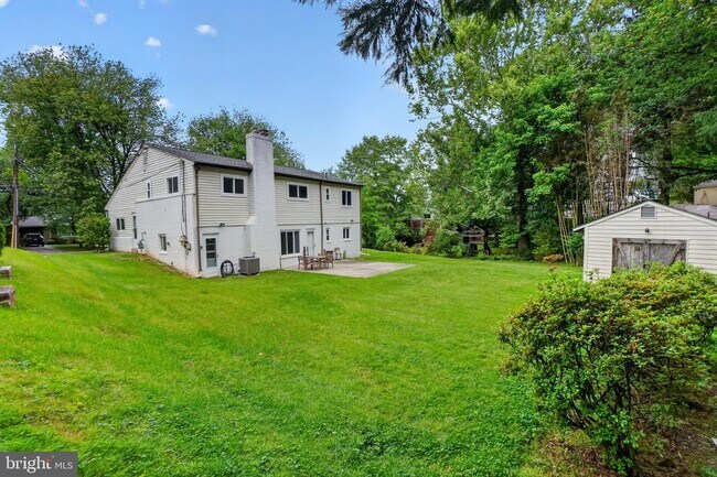 Building Photo - 9211 E Parkhill Dr
