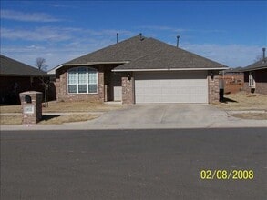 Building Photo - 905 Eagle Cliff Dr