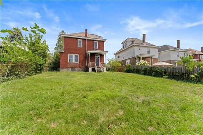 Building Photo - Spacious 4 Bedroom, 1 Bath Home in Crafton...