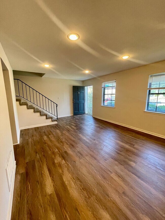 Building Photo - Spacious 3 bedroom condo