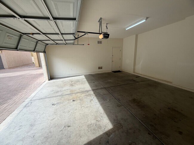 Building Photo - Community pool and a low maintenance yard