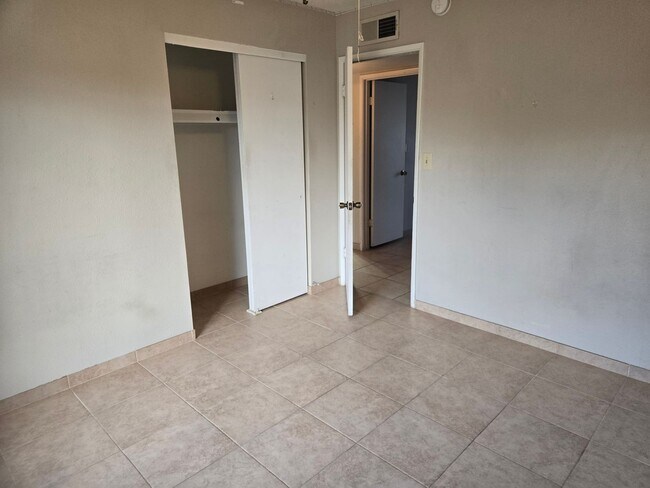 Building Photo - Beautiful 3 Bed 1.75 bath Corner lot, with...