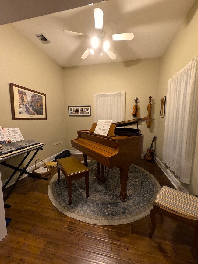 Building Photo - 998 Fay Dr