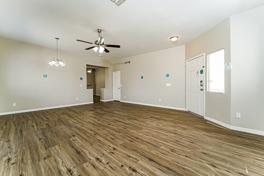 Building Photo - 1534 W Churchill Pl