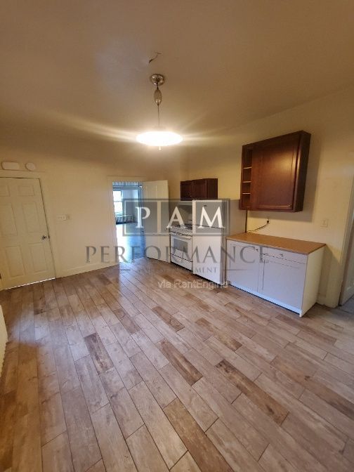 Building Photo - 919 E Brady St