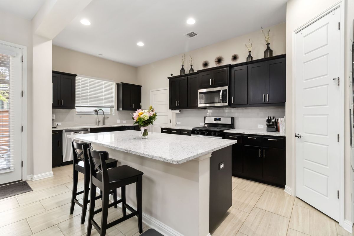 Building Photo - 1614 Frontier Valley Dr