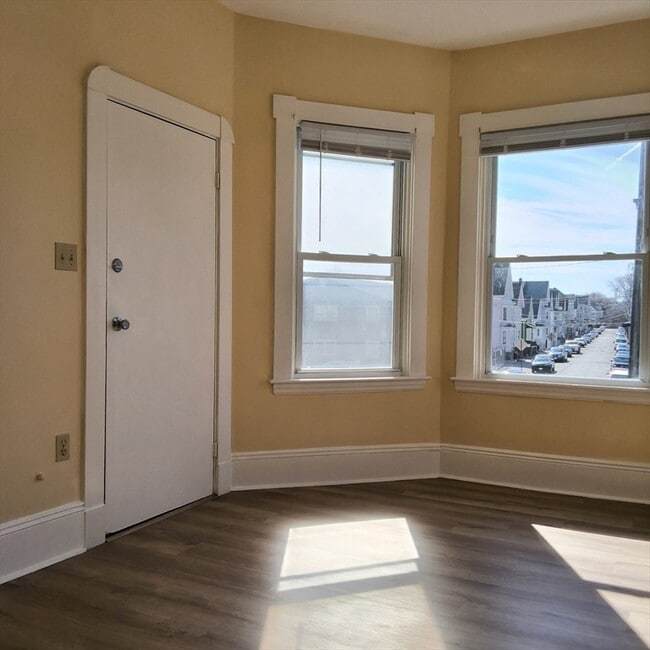 Building Photo - 98 County St