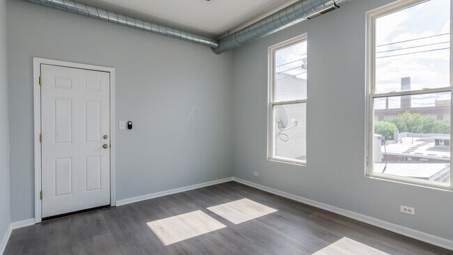 Building Photo - 815 N Fairfield Ave