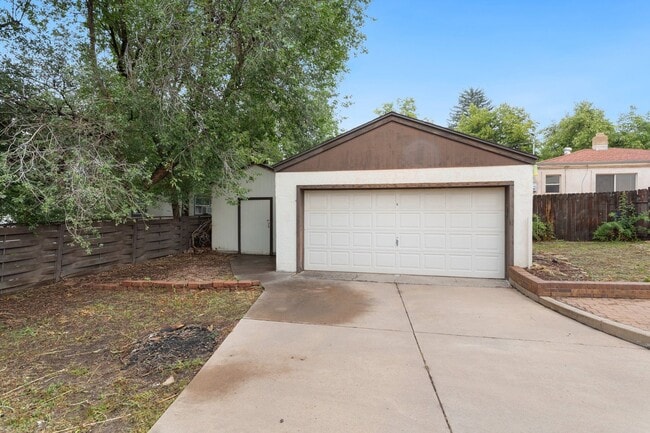 Building Photo - Centrally-Located Bungalow Available NOW!