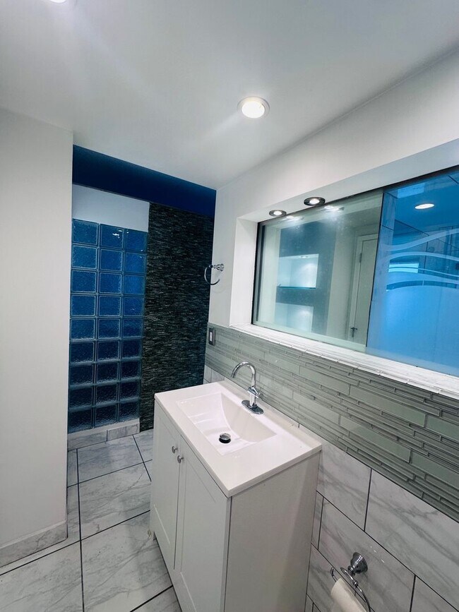 Building Photo - 1 Bedroom 1 Bath Ocean View Condo - Steps from Fort Lauderdale Beach!