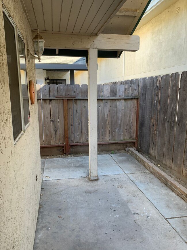 Building Photo - Love where you live - 2 weeks free rent! Beautiful home in Turlock