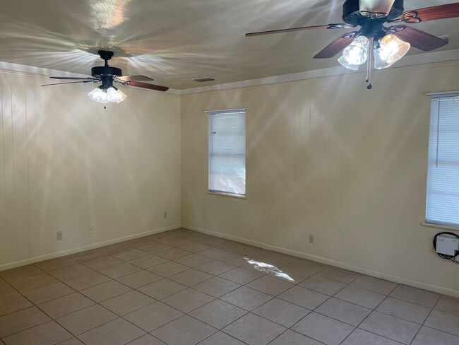 Building Photo - 3 bed 2 bath 2 car garage home!