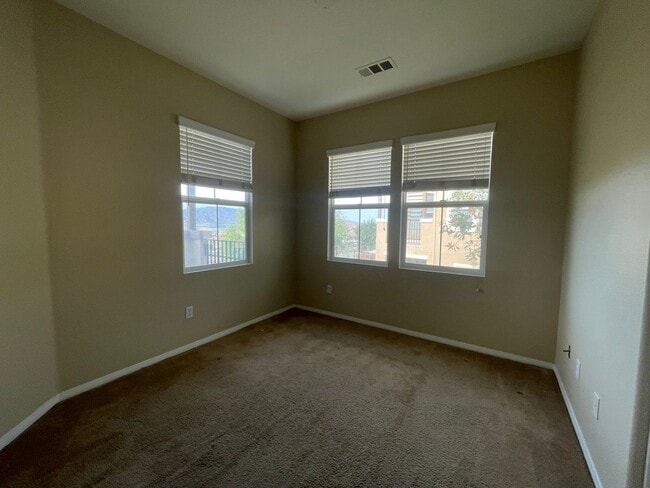 Building Photo - Three Bedroom Two Bathroom Condo in Lake Elsinore