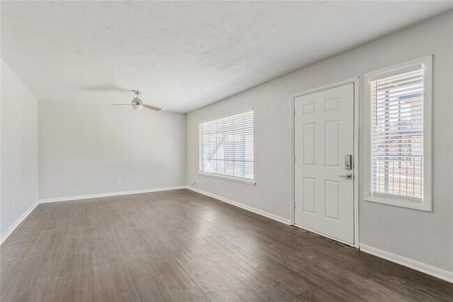 Building Photo - 2810 Dorchester Dr