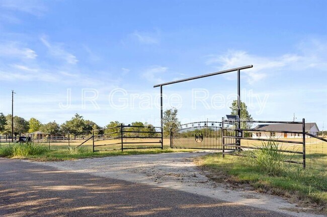 Building Photo - 740 N League
