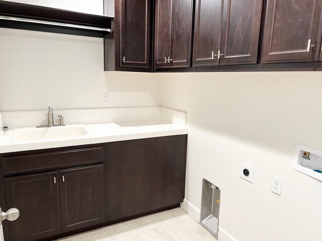 Building Photo - 3 Bedroom / 2.5 Bath In Tanglewood Gated Community