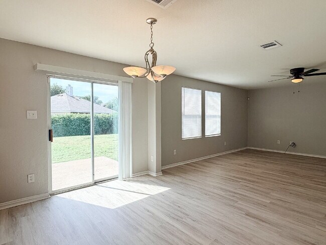 Building Photo - 2 Story - 4 Bed, 2.5 Bath Home in Crowley