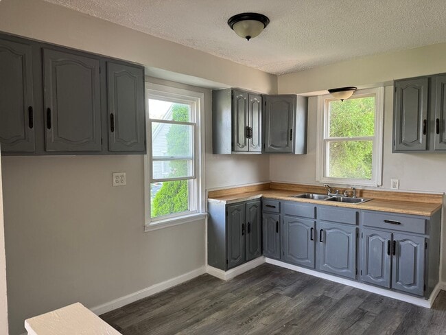 Building Photo - Gorgeous 3 bed 2 bath Eastpointe bungalow ...