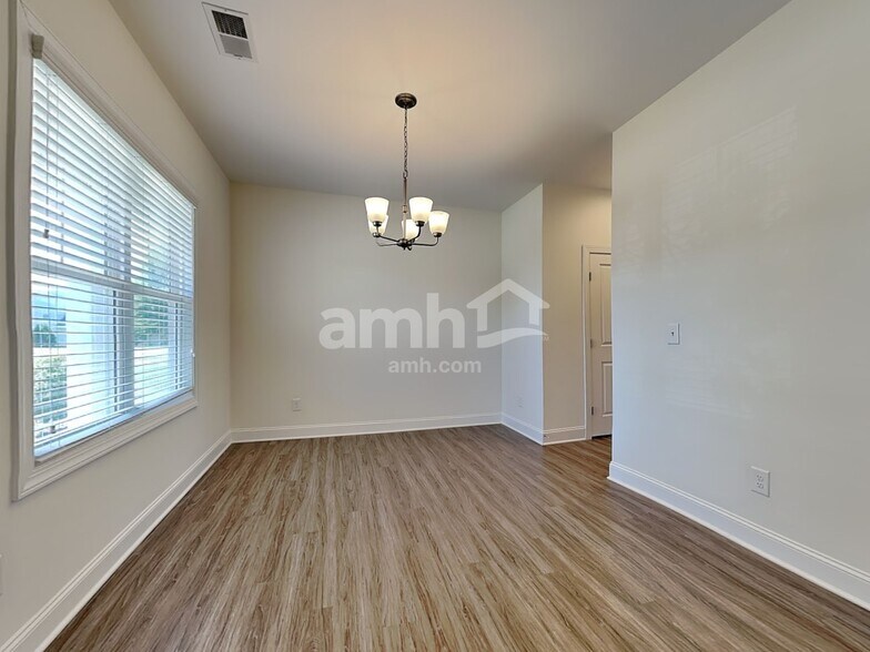 Building Photo - 105 Shore Pine Dr