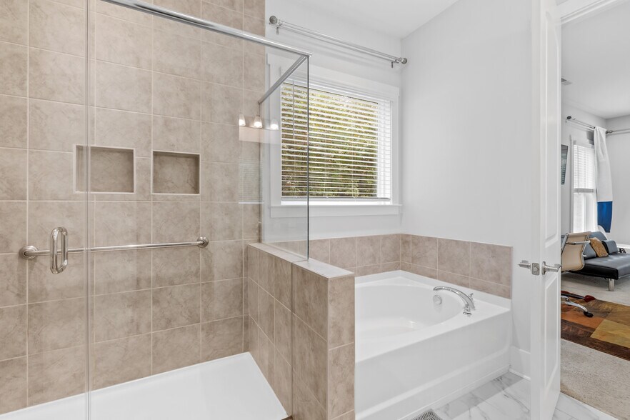 Building Photo - Room in House on Grace Ln