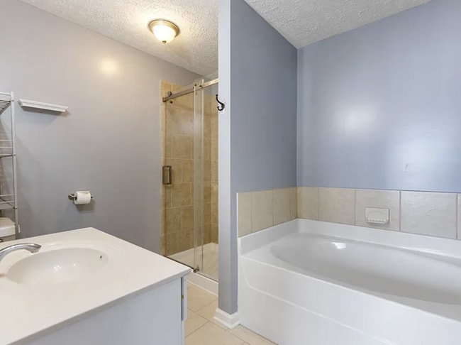 Building Photo - Renovated End-Unit Townhome with Spacious Primary Suite