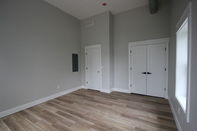 Building Photo - Beautifully remodeled 2 Bed + office apartment in Downtown Panora