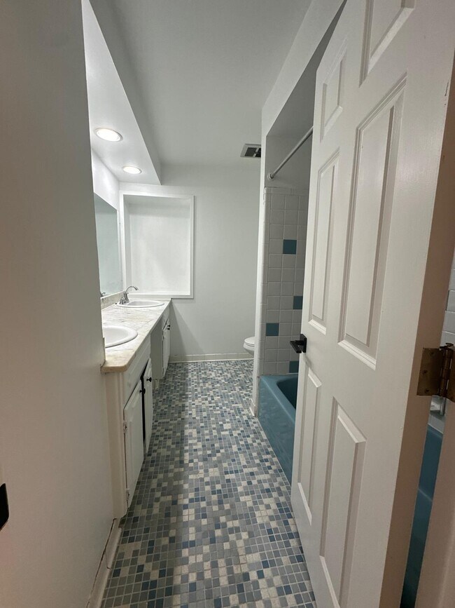 Building Photo - 429 Bella Vista Dr