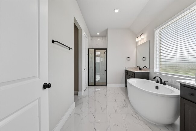 Building Photo - 2022 Serene Spgs Dr