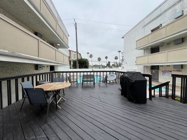 Building Photo - Spacious 1 Bedroom + Loft Condo in the Lindenwood Building – Bixby Knolls