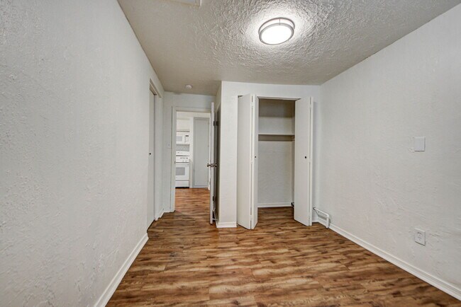 Building Photo - 204 S Stewart Ave