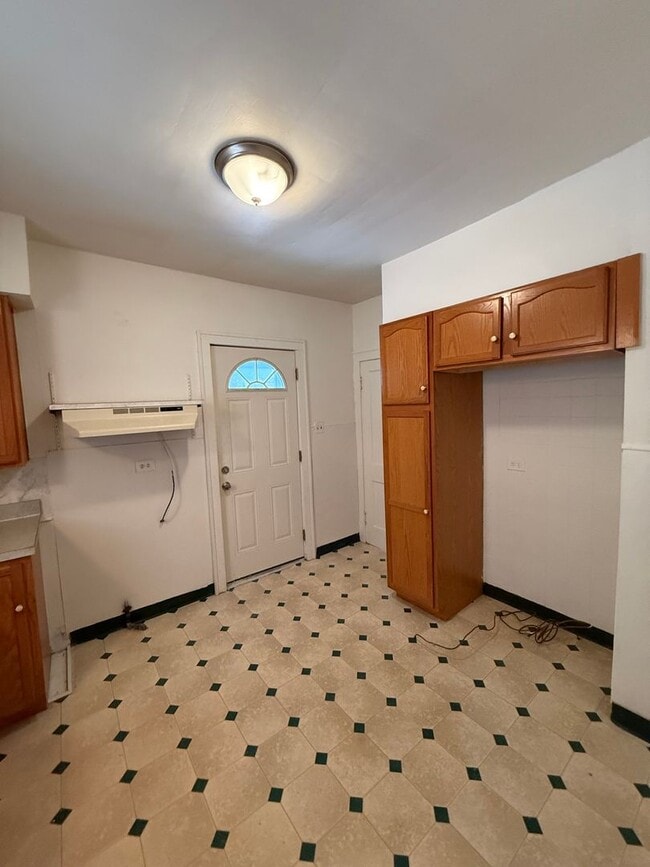 Building Photo - SECTION 8 AND EDEN ACCEPTED! Charming 2-Bedroom Home in the Heart of Akron!!