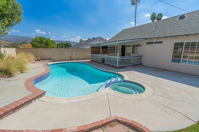 Building Photo - 3-Bedroom Single-Story Home with Private P...